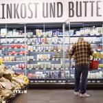 Người dân mua sắm tại siêu thị ở Berlin, Đức. (Ảnh: THX/TTXVN)