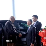 Phó Chủ nhiệm Ủy ban Quốc phòng, An ninh và Đối ngoại của Quốc hội Đôn Tuấn Phong đón Chủ tịch Hạ viện Jordan Mazen Turki El Qadi tại Sân bay quốc tế Nội Bài. (Ảnh: Tuấn Anh/TTXVN)