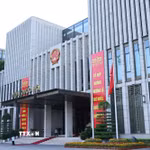 Treo cờ rủ tại Tòa nhà Quốc hội trong ngày Quốc tang đồng chí Chủ tịch Quốc hội Lào Xaysomphone Phomvihane. (Ảnh: Minh Đức/TTXVN)