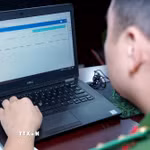 Phòng Cảnh sát giao thông (Công an thành phố Hà Nội) hướng dẫn công tác thực hiện Module "tra cứu Giấy phép lái xe" cho Công an cấp xã. (Ảnh: TTXVN phát)