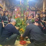 Mọi người tham gia lễ hội hát, múa xung quanh cây "xặng bók." (Nguồn: Báo Văn hóa)