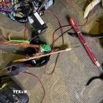 Súng điện tự chế của các đối tượng để bắn chó. (Ảnh: TTXVN phát)