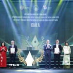 Ban Tổ chức trao 3 giải A Giải báo chí toàn quốc về nông nghiệp, nông dân, nông thôn Việt Nam lần thứ 3 năm 2025. (Ảnh: TTXVN phát)