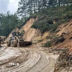 Đêm 3/12, sạt lở tiếp tục xảy ra, gây ách tắc tuyến đường cửa ngõ Đà Lạt dành cho xe tải đang được khắc phục sau sự cố sạt lở hôm 19/11. (Ảnh Chu Quốc Hùng/TTXVN)