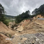 Sạt lở ở đèo Mimosa. (Ảnh: Chu Quốc Hùng/TTXVN)