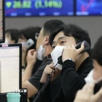 Giao dịch viên tại sàn chứng khoán Seoul, Hàn Quốc. (Nguồn: AP/TTXVN)