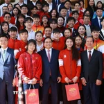 Thủ tướng Phạm Minh Chính với học sinh đoạt giải tại các kỳ thi quốc tế năm 2025. (Ảnh: Dương Giang/TTXVN)