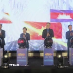 Các đại biểu bấm nút khai mạc Liên hoan. (Ảnh: Cao Nguyên/TTXVN)