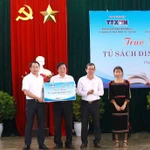 Trao bảng tượng trưng Tủ sách Đinh Hữu Dư cho Trường Trung học Phổ thông Dân tộc nội trú tỉnh Phú Yên. (Ảnh: Tường Quân/TTXVN)