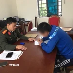 Công an xã Hợp Lý, tỉnh Phú Thọ làm việc với đối tượng chia sẻ thông tin xấu độc trên mạng xã hội về công tác nhân sự Đại hội đại biểu toàn quốc lần thứ XIV của Đảng. (Ảnh: TTXVN phát)