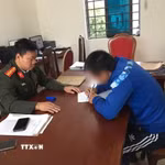 Công an xã Hợp Lý, tỉnh Phú Thọ làm việc với đối tượng chia sẻ thông tin xấu độc trên mạng xã hội về công tác nhân sự Đại hội đại biểu toàn quốc lần thứ XIV của Đảng. (Ảnh: TTXVN phát)