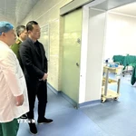 Thiếu tướng Tô Anh Dũng, Giám đốc Công an tỉnh Thanh Hóa cùng đại diện cấp ủy, chính quyền địa phương đến thăm hỏi, động viên các nạn nhân đang được cấp cứu, điều trị tại Bệnh viện Đa khoa quốc tế Hợp Lực. (Ảnh: TTXVN phát)