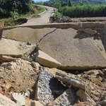 Toàn bộ ngầm tràn bản Cơn, xã Yên Thắng bị phá hủy gần như hoàn toàn sau bão lũ. (Ảnh: Khiếu Tư/TTXVN)