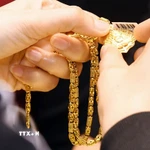 Vàng bày bán tại một công ty kinh doanh vàng. (Ảnh: Trần Việt/TTXVN)