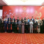 Thứ trưởng Lê Thị Thu Hằng chụp ảnh chung cùng với các đại diện của hơn 30 văn phòng báo chí nước ngoài thường trú tại Việt Nam. (Nguồn: Thế giới và Việt Nam)