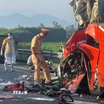 Hiện trường vụ tai nạn giao thông nghiêm trọng. (Ảnh: TTXVN)