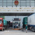 Hoạt động xuất nhập khẩu tại Cửa khẩu Kim Thành-Lào Cai. (Ảnh: Quốc Khánh/TTXVN)