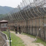 Binh sỹ Hàn Quốc tuần tra tại Khu phi quân sự liên Triều. (Ảnh: AP/TTXVN)