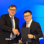 Tổng Biên tập Báo Nhân Dân Lê Quốc Minh ký thỏa thuận với Tập đoàn Truyền thông Rossiya Segodnya. (Ảnh: Tâm Hằng/TTXVN)