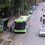 Người dân đi xe buýt điện. (Ảnh: Phạm Tuấn Anh/TTXVN)