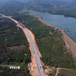 Cao tốc Nha Trang-Cam Lâm nhìn từ trên cao. (Ảnh: Đặng Tuấn/TTXVN)