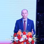 Diễn giả Andrew Davies, Giám đốc Ban phát thanh Hiệp hội Phát thanh Truyền hình Châu Á - Thái Bình Dương (ABU) chia sẻ về xu hướng tiêu dùng Podcast toàn cầu. (Ảnh: Thanh Vân/TTXVN)
