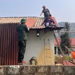 Cán bộ, chiến sỹ Bộ Chỉ huy quân sự tỉnh Lào Cai giúp bà con xã Bắc Hà lợp lại mái nhà, nhanh chóng ổn định cuộc sống sau trận mưa đá. (Ảnh: TTXVN phát)