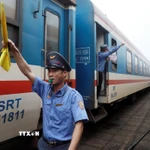 Nhân viên phục vụ ga đảm bảo các đoàn tàu ra vào ga an toàn, đúng giờ. (Ảnh: Quốc Khánh/TTXVN)