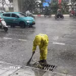 Công nhân Công ty Trách nhiệm hữu hạn Một thành viên Thoát nước Hà Nội tua vớt rác để tiêu thoát nước nhanh khi trời mưa. (Ảnh: Nguyễn Thắng/TTXVN)
