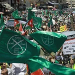 Người biểu tình cầm cờ của phong trào Anh em Hồi giáo khi lên án hội nghị kinh tế Trung Đông do Mỹ dẫn đầu tại Amman, Jordan vào năm 2019. (Nguồn: AFP)