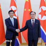 Bí thư Ban Chấp hành Trung ương Đảng Lao động Triều Tiên Jo Yong Won và Chủ tịch Ủy ban Toàn quốc Hội nghị Hiệp thương Chính trị Nhân dân Trung Quốc (Chính hiệp) Vương Hộ Ninh tại cuộc hội đàm ở Bình Nhưỡng ngày 15/7/2026. (Ảnh: Yonhap/TTXVN phát)