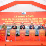 Các đại biểu tặng thực hiện nghi thức ấn nút khởi công công trình. (Ảnh: Thanh Tuấn/TTXVN)