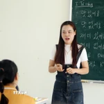 Giáo viên hướng dẫn học viên phát âm tiếng Hàn. (Ảnh: Quý Trung/TTXVN)