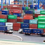Xe chở container hàng hóa hoạt động tại Tân Cảng Cát Lái, thành phố Thủ Đức, Thành phố Hồ Chí Minh. (Ảnh: Hồng Đạt/TTXVN)