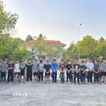 Các đối tượng cùng phương tiện bị bắt giữ tại cơ quan công an. (Ảnh: TTXVN phát)