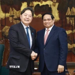 Thủ tướng Phạm Minh Chính và ông Hayashi Yoshimasa, Bộ trưởng Nội vụ và Truyền thông Nhật Bản. (Ảnh: Dương Giang/TTXVN)