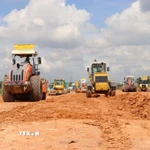 Nhân lực, máy móc thi công nền đường cao tốc Biên Hòa-Vũng Tàu, một trong nhiều dự án trọng điểm đang triển khai ở Đồng Nai. (Ảnh: Công Phong/TTXVN)