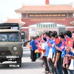 Đông đảo cán bộ, chiến sỹ và các quần chúng nhân dân tiễn cán bộ, chiến sỹ các Đội K70, K71 và K73 xuất quân thực hiện nhiệm vụ tìm kiếm hài cốt liệt sỹ hy sinh tại Campuchia qua các thời kỳ. (Ảnh: Bùi Giang/TTXVN)