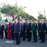 Tổng Bí thư Tô Lâm và các đại biểu dâng hoa, dâng hương tại Tượng đài Chiến thắng. (Ảnh: Thống Nhất/TTXVN)