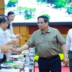 Thủ tướng Phạm Minh Chính với lãnh đạo Tỉnh ủy Tây Ninh. (Ảnh: Dương Giang/TTXVN)