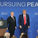 Tổng thống Mỹ Donald Trump (phải) và Tổng thống Nga Vladimir Putin trong cuộc họp báo chung tại Căn cứ Elmendorf-Richardson ở Anchorage, bang Alaska (Mỹ) ngày 15/8/2025. (Nguồn: THX/TTXVN)