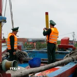 Bộ đội biên phòng Gia Lai kiểm tra tàu cá "3 không". (Ảnh: TTXVN phát)