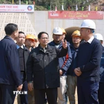 Thủ tướng Phạm Minh Chính kiểm tra tiến độ dự án đường cao tốc Đồng Đăng (Lạng Sơn)-Trà Lĩnh (Cao Bằng). (Ảnh: Dương Giang/TTXVN)