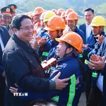 Thủ tướng Phạm Minh Chính động viên, chúc Tết công nhân thi công dự án đường cao tốc Đồng Đăng (Lạng Sơn)-Trà Lĩnh (Cao Bằng). (Ảnh: Dương Giang/TTXVN)