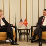 Thứ trưởng thứ nhất Bộ Chiến tranh Hoa Kỳ - ngài Elbridge A. Colby trân trọng cám ơn Đại tướng Phan Văn Giang đã dành thời gian tiếp đoàn và gửi lời chúc mừng nhân dịp Tết cổ truyền của Việt Nam và mong muốn sẽ tăng cường hợp tác quốc phòng vì hòa bình, hợp tác và phát triển bền vững. (Ảnh: Đoàn Hùng/TTXVN)