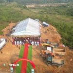 Khởi công dự án Trường phổ thông nội trú liên cấp Tiểu học và Trung học cơ sở tại xã A Lưới 1. (Ảnh: Văn Dũng/TTXVN)