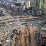 Thi công cầu vượt nút giao Nguyễn Chí Thanh. (Ảnh: Quốc Khánh/TTXVN)