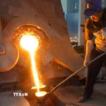 Công nhân làm việc tại nhà máy sản xuất đồng ở tỉnh Hà Bắc, Trung Quốc. (Ảnh: THX/TTXVN)