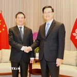 Phó Thủ tướng Hồ Đức Phớc và Trưởng đặc khu Hong Kong Lý Gia Siêu. (Ảnh: Xuân Vịnh/TTXVN)