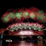 Pháo hoa rực rỡ chào đón năm mới 2026 tại Cầu Cảng Sydney, Australia. (Ảnh: THX/TTXVN)